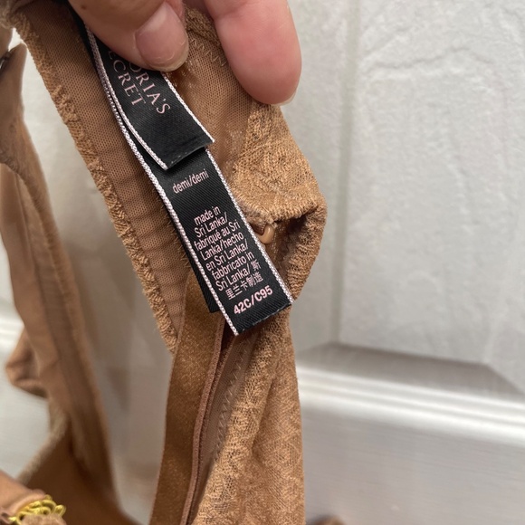 Victoria’s Secret Push Up Bra 42c - Picture 2 of 2